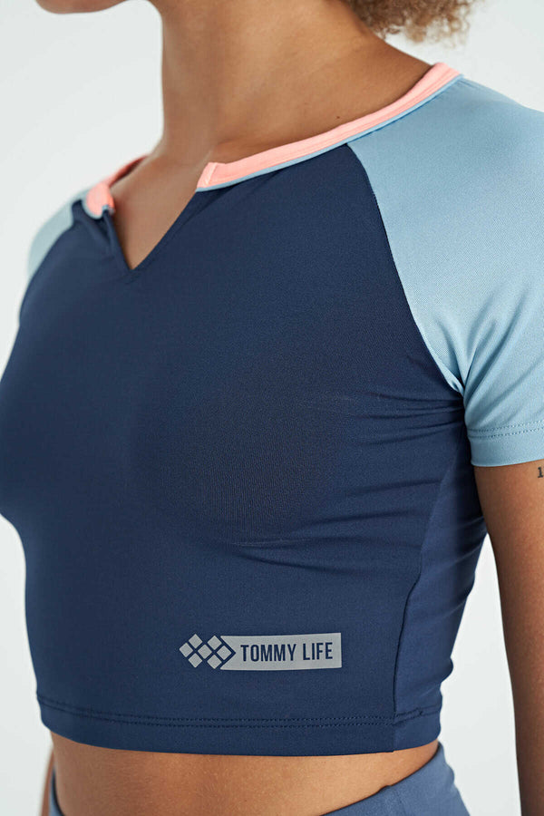 Tommylife Toptan İndigo Renk Bloklu Logo Baskılı O Yaka Dar Kalıp Kadın Crop T-Shirt - 97270