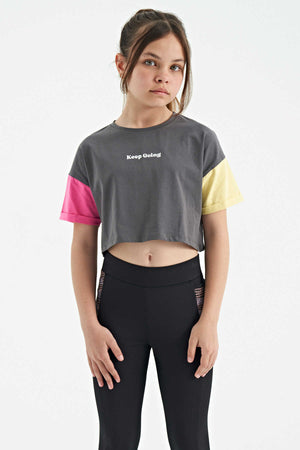 Tommylife Toptan Koyu Gri Yazı Baskılı O Yaka Düşük Omuzlu Oversize Kız Çocuk T-Shirt - 75130