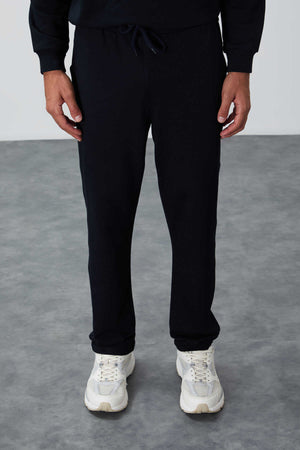 Pantaloni de trening bărbătești bleumarin Tommylife Wholesale cu șnur, buzunare, croială standard, model clasic pe picior - 84682