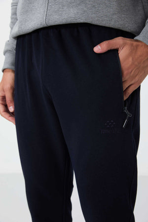 Pantaloni de trening pentru bărbați, bleumarin, cu fermoar și croială standard, Tommylife Wholesale - 84651