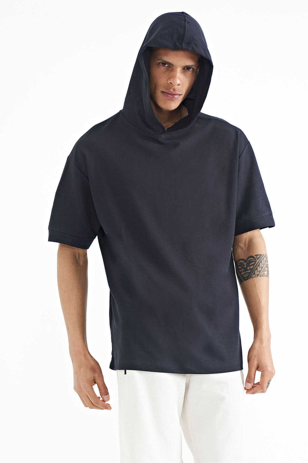 Tricou supradimensionat cu glugă bleumarin Tommylife Wholesale și etichetă pe mânecă - 88179