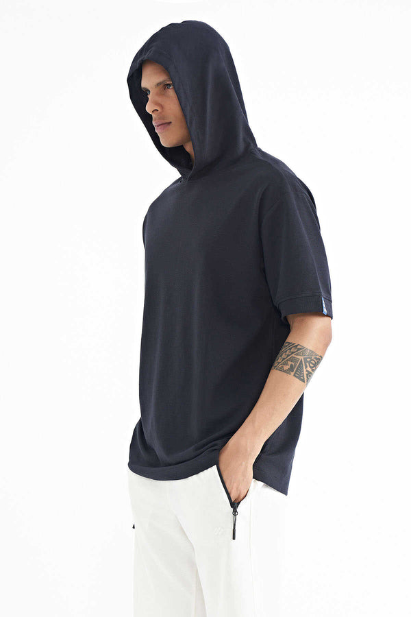 Tricou supradimensionat cu glugă bleumarin Tommylife Wholesale și etichetă pe mânecă - 88179