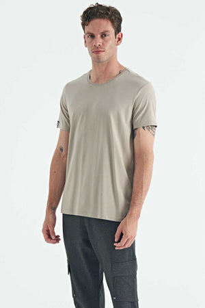 Tricou bărbătesc Tommylife Wholesale cu guler rotund, croială standard, de bază, 87911, bej închis