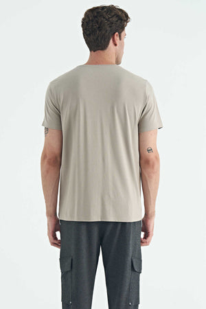 Tricou bărbătesc Tommylife Wholesale cu guler rotund, croială standard, de bază, 87911, bej închis