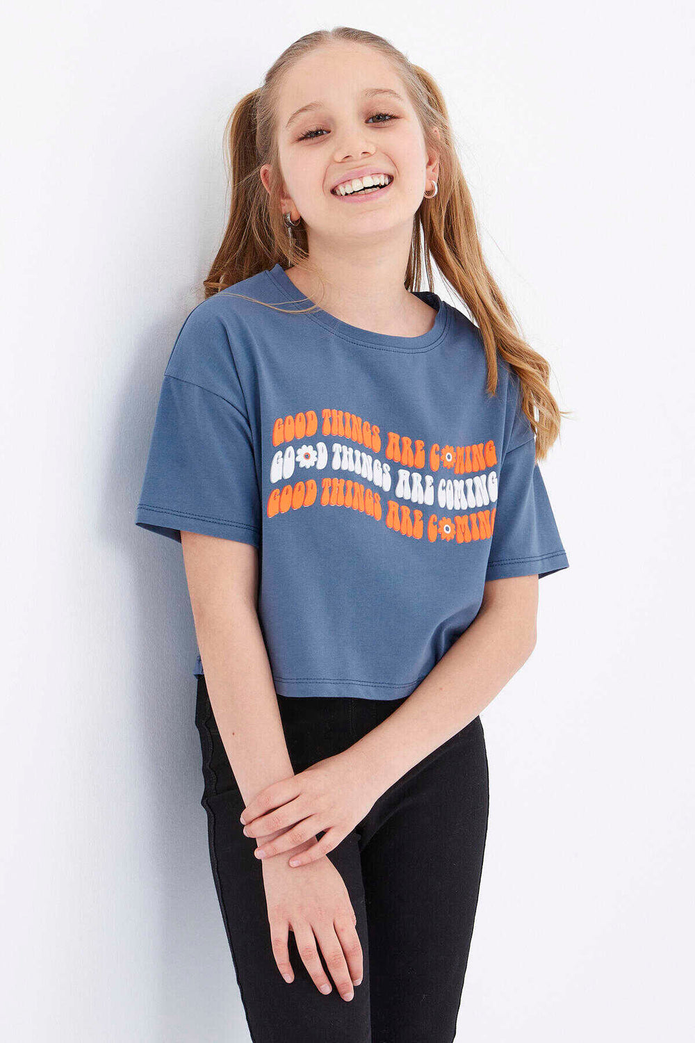 Tommylife Toptan Petrol Oversize Renkli Yazı Baskılı Düşük Omuz O Yaka Kız Çocuk Crop T-Shirt  - 75038