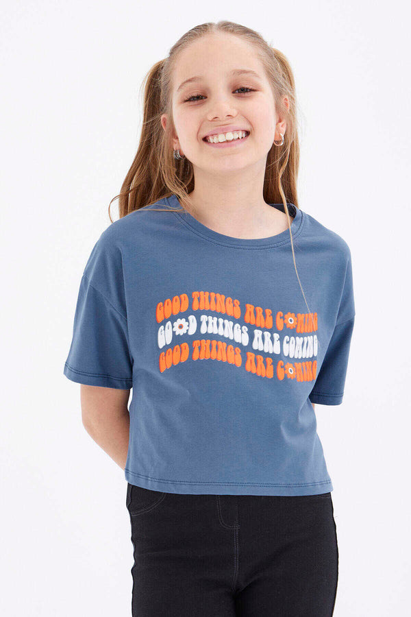 Tommylife Toptan Petrol Oversize Renkli Yazı Baskılı Düşük Omuz O Yaka Kız Çocuk Crop T-Shirt  - 75038