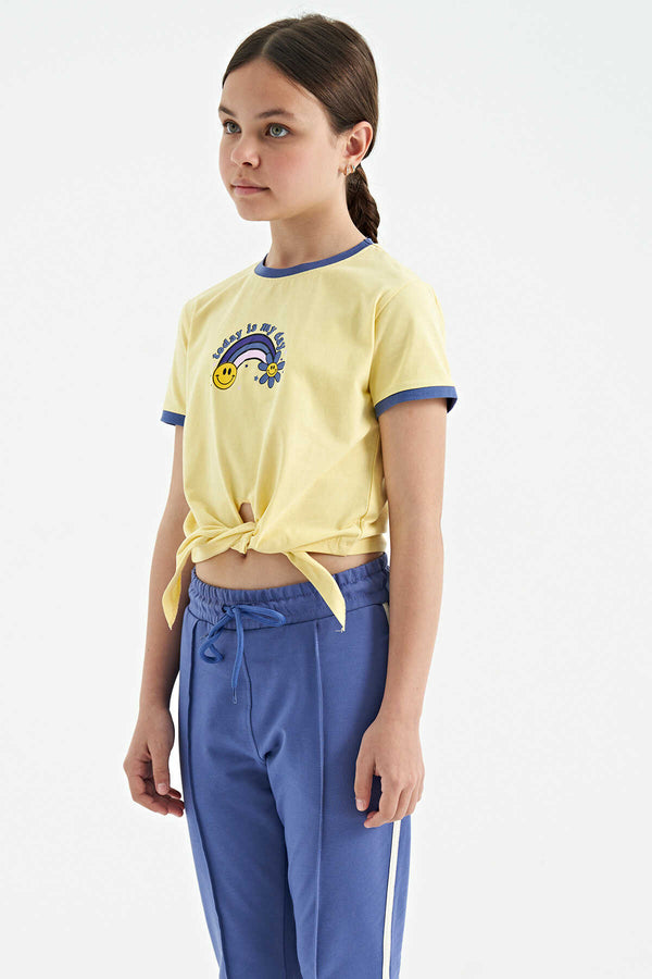 Tommylife Toptan Sarı Baskı Detaylı O Yaka Çok Renkli Bağlama Detaylı Kız Çocuk T-Shirt - 75113