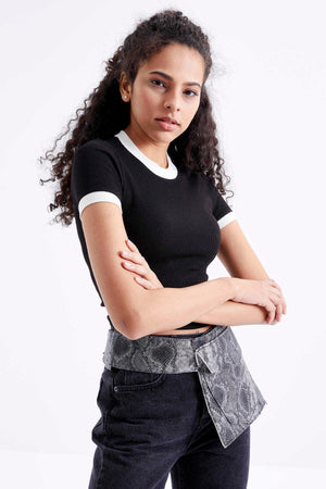 Tommylife Toptan Siyah Basic Kol Detaylı O Yaka Kadın Crop Top T-Shirt - 97200