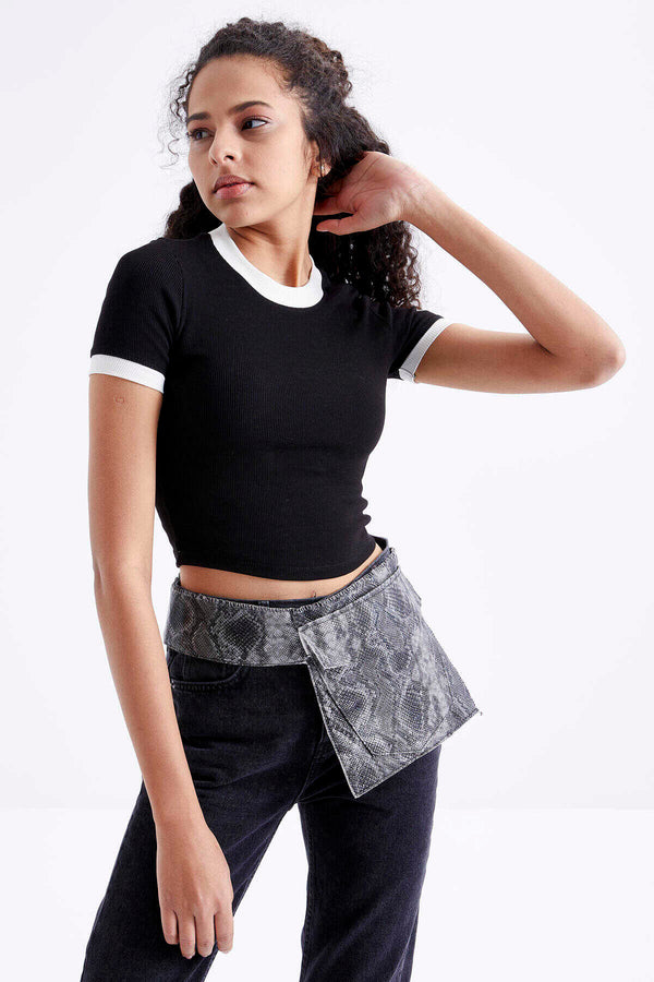 Tommylife Toptan Siyah Basic Kol Detaylı O Yaka Kadın Crop Top T-Shirt - 97200