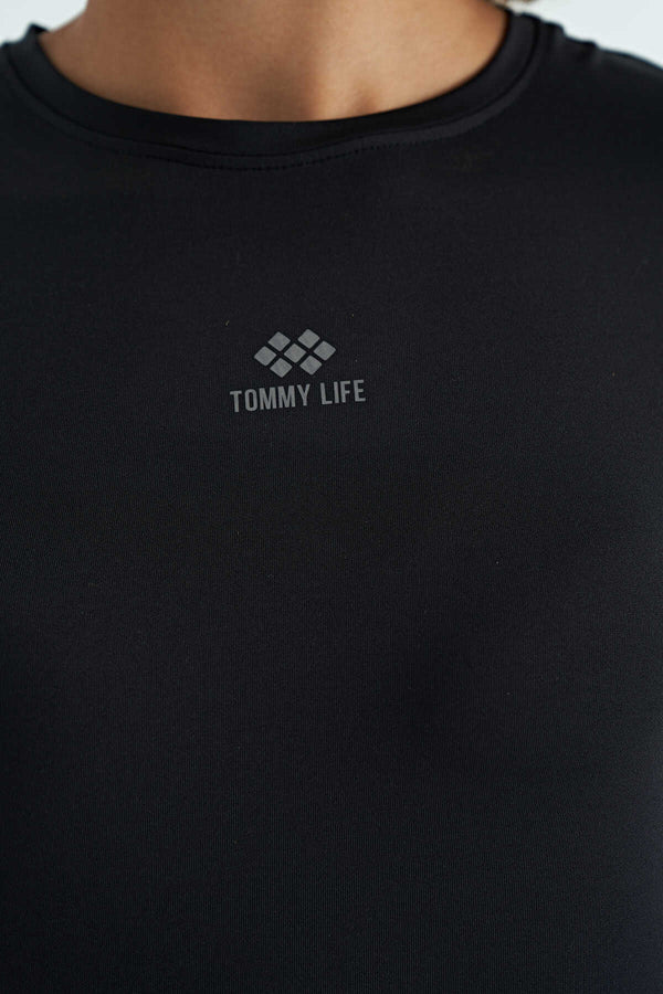 Tommylife Toptan Siyah Logo Baskılı O Yaka Düşük Kol Oversize Kadın Crop T-Shirt - 97262