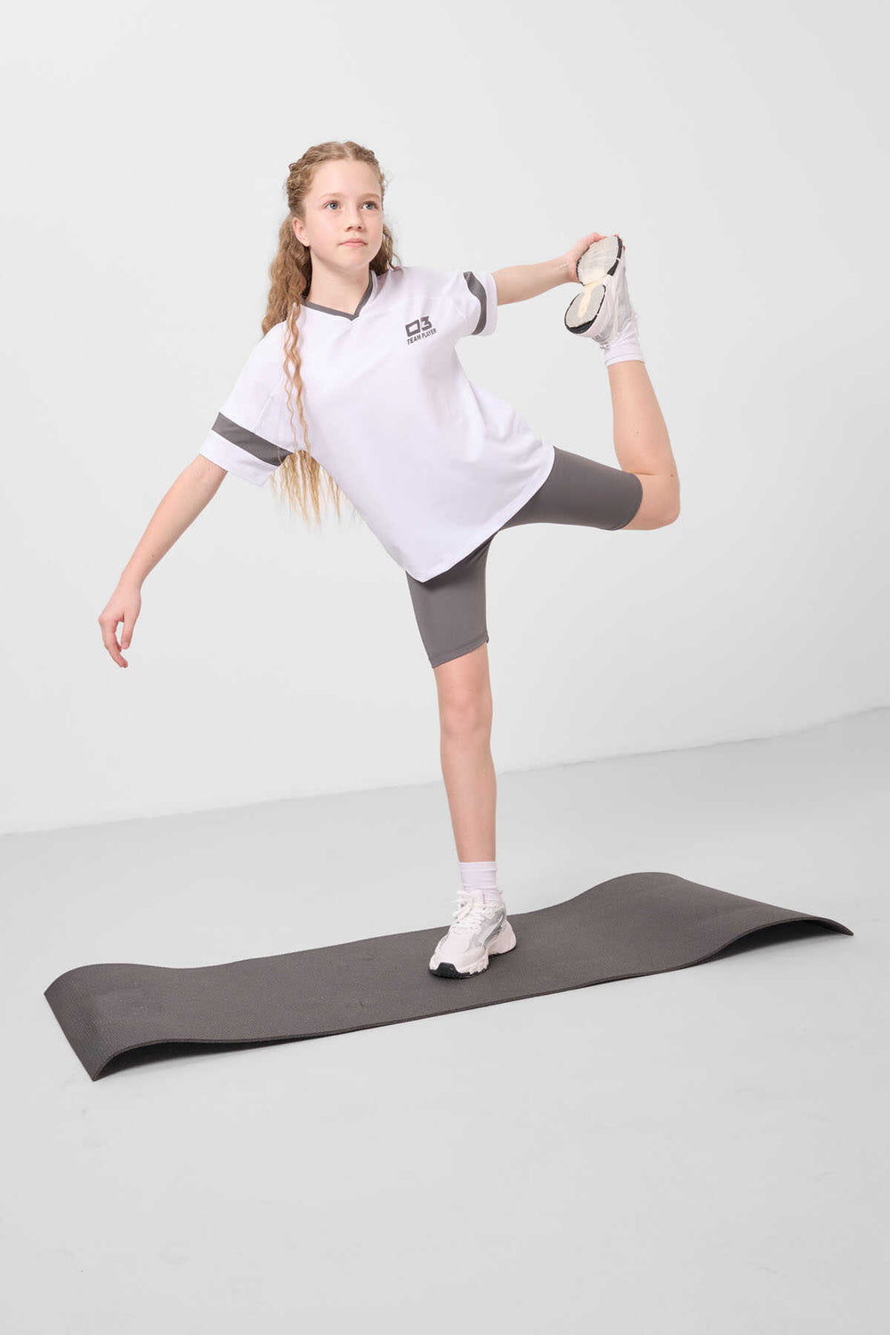 Tommylife Toptan V Yaka Kemer Detaylı Standart Fit Performans Kız Çocuk Tayt Takım 75187 Beyaz Koyu Gri
