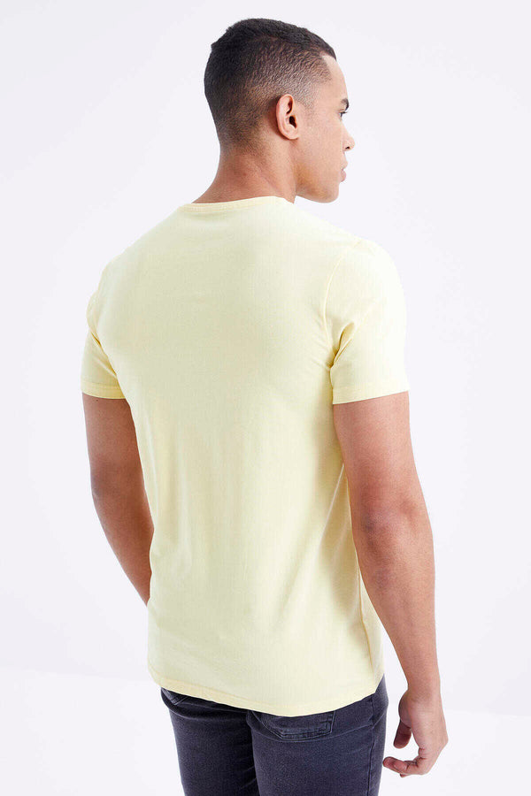 Tricou bărbătesc Tommylife Wholesale cu decolteu în V, croială standard, de bază, 87912, galben