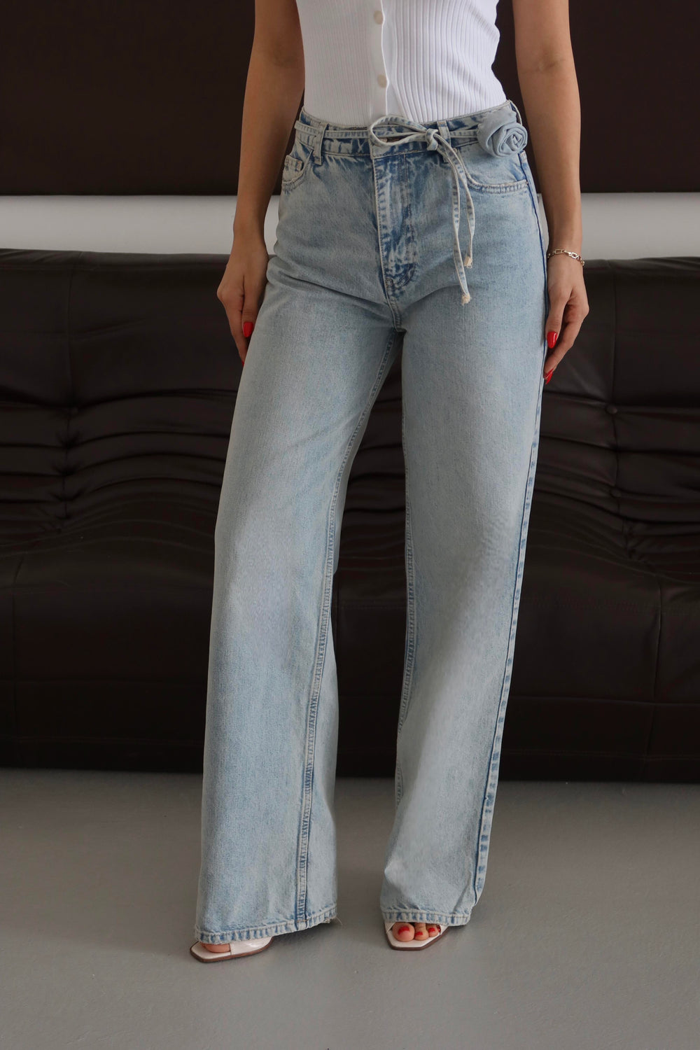 Yüksek Bel Kemer Kuşak ve Gül Çiçek Broş Detaylı Blue Tint Jean Pantolon
