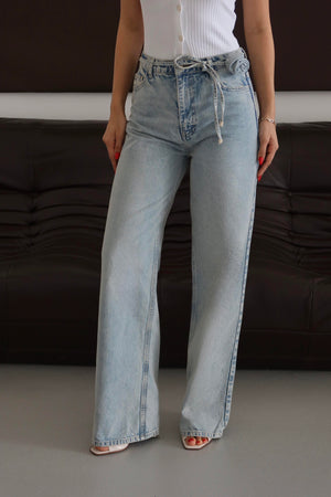 Yüksek Bel Kemer Kuşak ve Gül Çiçek Broş Detaylı Blue Tint Jean Pantolon